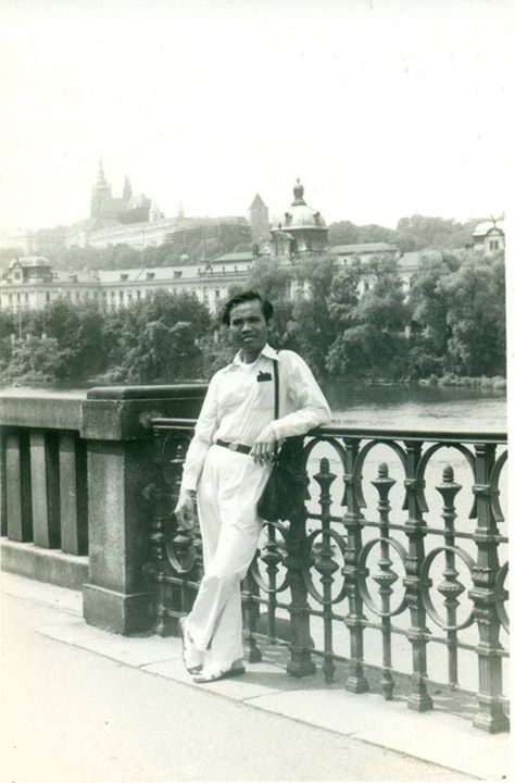 Ảnh bố mình chụp ở Praha năm 1983 khi qua Praha thăm mình. Đối với mình điều ấy cứ như giấc mơ giữa ban ngày vì 4 năm mới được gặp một thành viên trong gia đình!