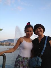Hai chị em chụp bên Hồ Geneva