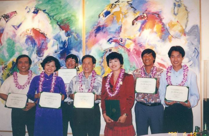 Tác giả và đồng nghiệp trong ngày nhận chứng chỉ ở University of Hawaii at Manoa, một bước chuyển từ Đông du sang Tây du.