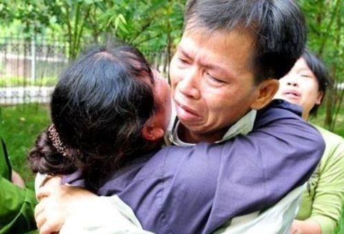(Cảnh đoàn tụ của ông Chấn và vợ sau hơn 10 năm chịu án oan)