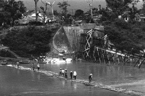 Cầu bắc qua sông Kỳ Cùng bị đánh sập trong cuộc chiến 1979