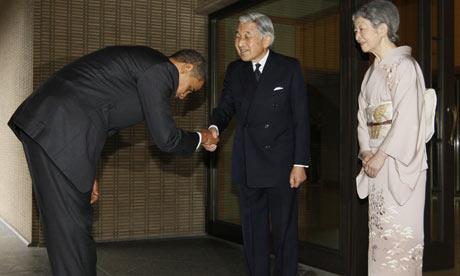 Obama cúi chào Nhật Hoàng và Hoàng hậu rất đúng kiểu Nhật!